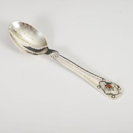 Cucchiaio in argento lavorato a mano. Georg Jensen