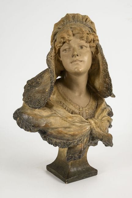 Büste einer Dame mit Spitzenhaube.  
 

 Ungemarkt