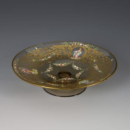 Tazza con smalto e decorazioni in oro. Salviati.  