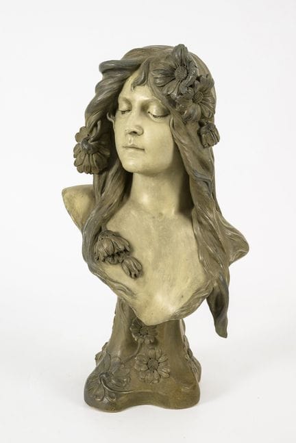 Jugendstil-Büste einer Frau mit Margeriten.  
 

 