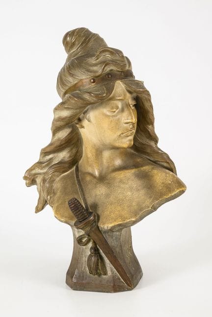 Jugendstil-Büste einer Amazone.  
 

 Ungemarkt, R