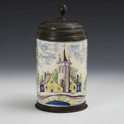 Brocca cilindrica in maiolica.  
 

 Senza marchio