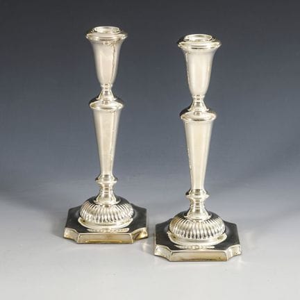 Par de candelabros de plata. Probablemente de esti
