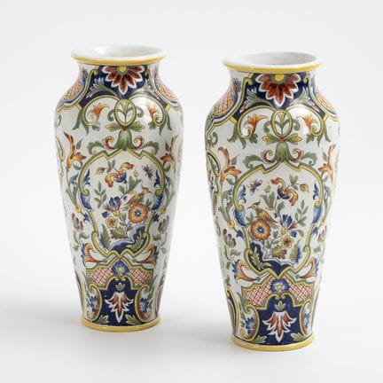 Coppia di vasi in maiolica con motivi cinesi.  
 
