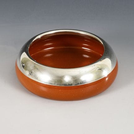 Posacenere rotondo con montatura in argento. “Offi