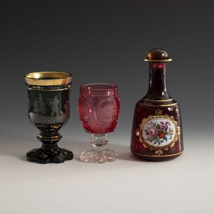 Caraffa con decorazioni in smalto e 2 bicchieri.  