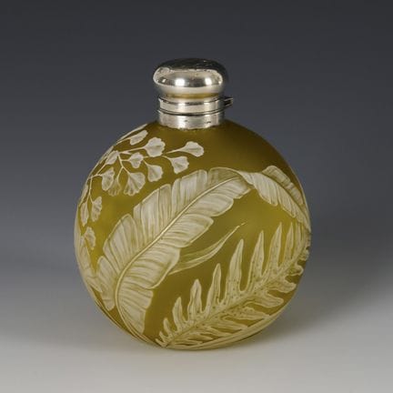 Fiaschetta con decorazioni floreali. Thomas Webb (
