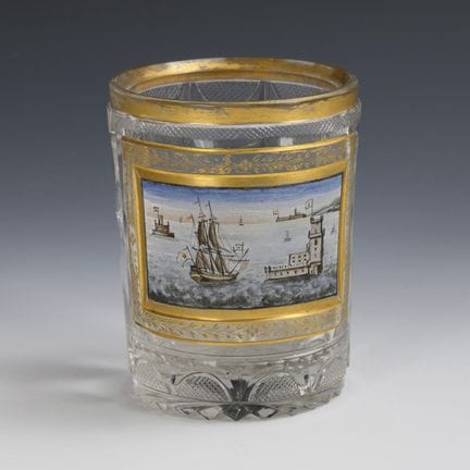Tazza in stile Biedermeier con veduta del porto.  