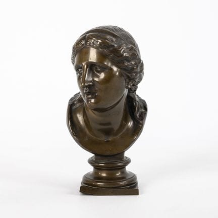 Female bronze bust 
 

 Patinated bronze. Foundry 