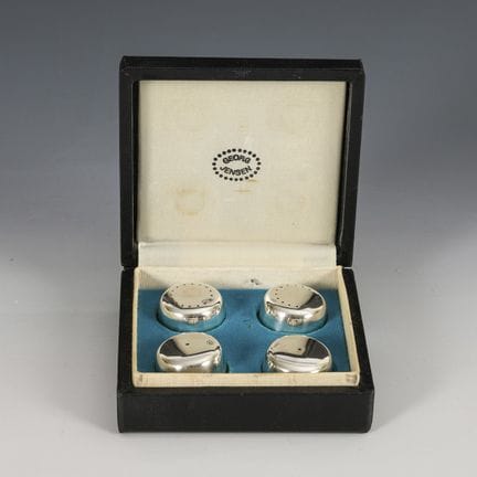 Set di 4 spargispezie in astuccio. Georg Jensen.  