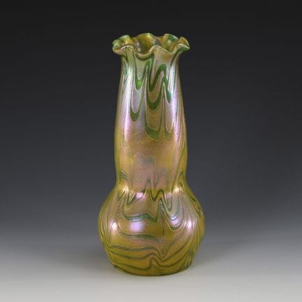 Vaso in stile Art Nouveau con nastri verdi su polv