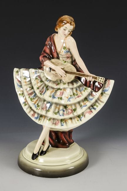 Ballerina in piedi con chitarra. Manifattura vienn