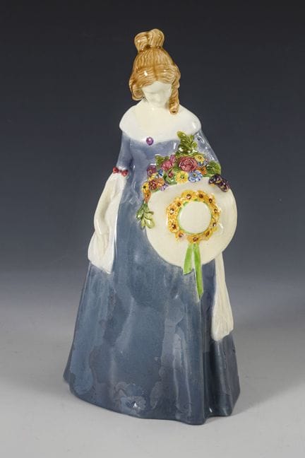 Donna con abito blu e cappello. Laboratorio vienne