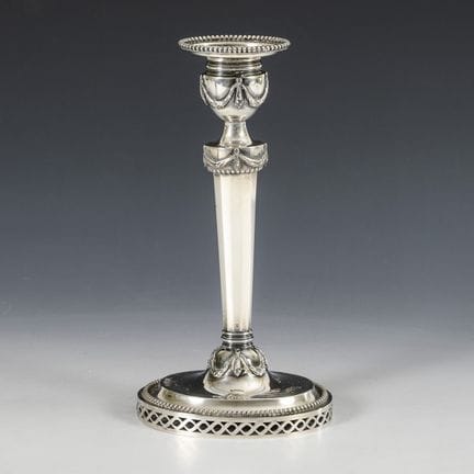 Candelabro de plata de estilo Imperio.  
 

 Marca
