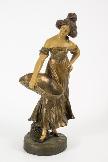 Jugendstil-Figur: Frau mit Korb.  
 

 Prägemarke 