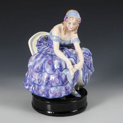 Figurina “Ballerina seduta mentre si allaccia le s