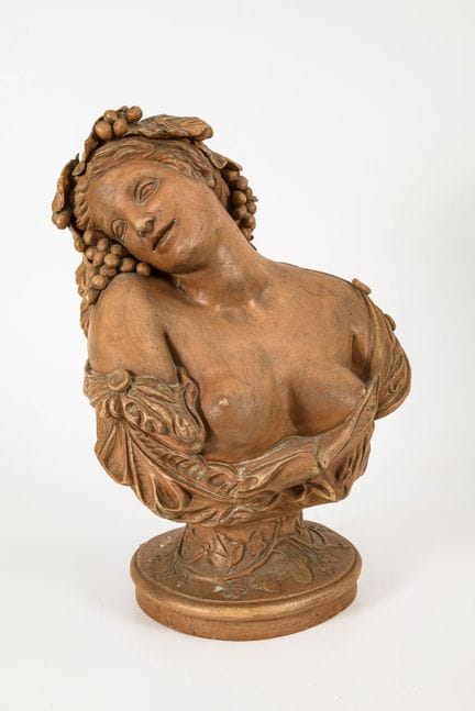 Busto di donna con tralci di vite 
 

 Terracotta,