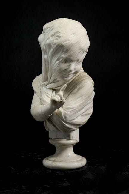 Busto in marmo di una fanciulla velata 

Marmo. No