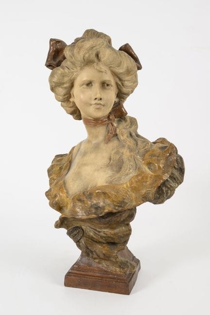 Jugendstil-Büste einer jungen Dame.  
 

 Ritzsign