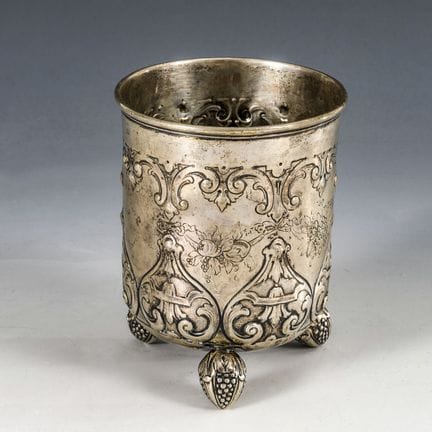 Tazza d’argento con base sferica. J.D. Schleissner