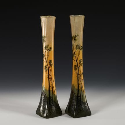 Coppia di vasi in stile Art Nouveau con decorazion