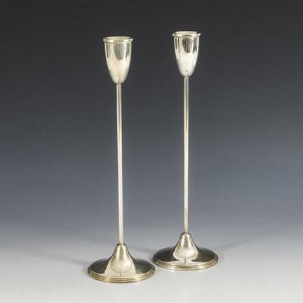 Par de candelabros de tulipán de plata.  
 

 Con 