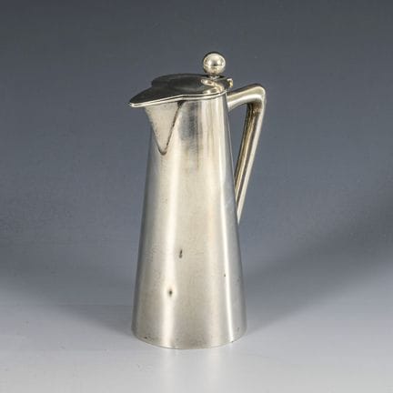 Bricco in stile Art Nouveau.  
 

 Punzonato con m