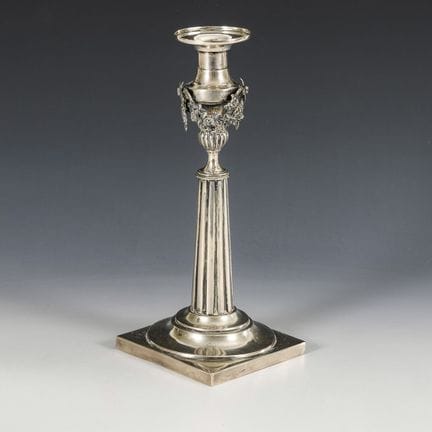 Candelabro de plata de estilo neoclásico.  
 

 Ma
