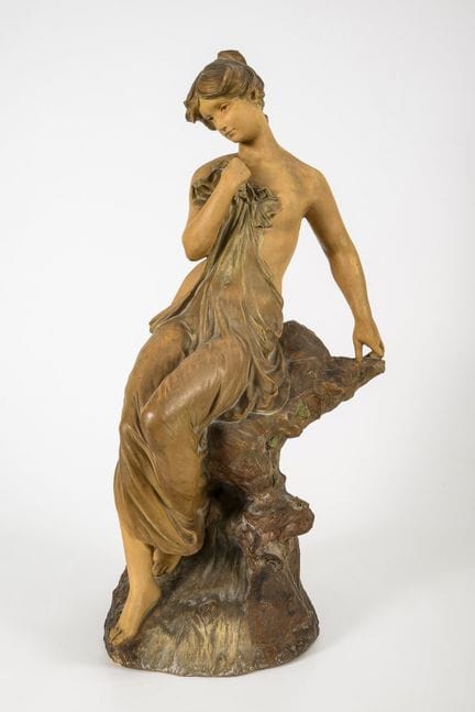 Große Jugendstil-Figur.  
 

 Ungemarkt, Ritzsigna