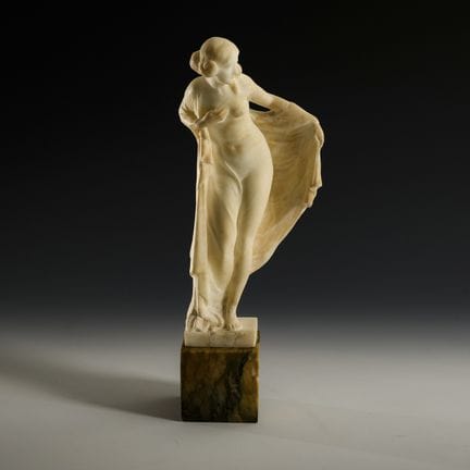 Piccola statuetta femminile in stile Art Nouveau 

