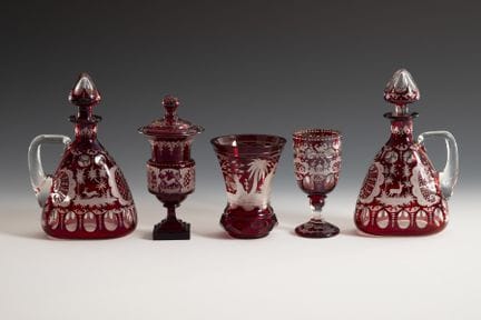 2 caraffe, un bicchiere con coperchio, una tazza e