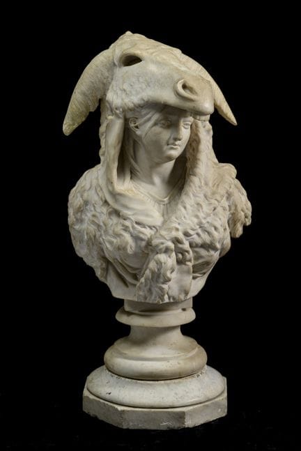 Grande busto di una giovane donna con pelle d’asin
