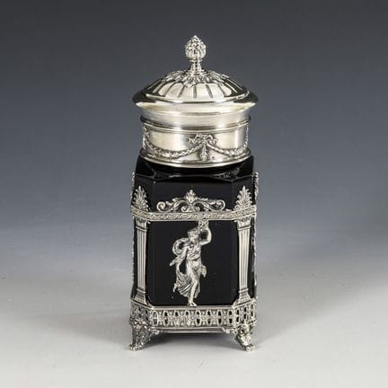 Scatola da tè in argento in stile Impero.  
 

 Pu