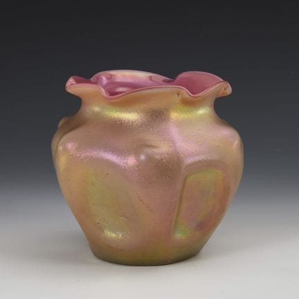Vaso in stile Art Nouveau con iris argentato. Kral