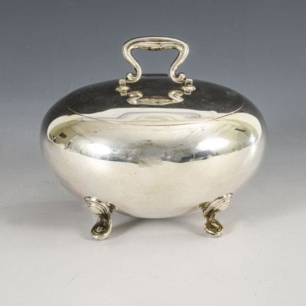Zuccheriera in argento in stile Biedermeier.  

Ma