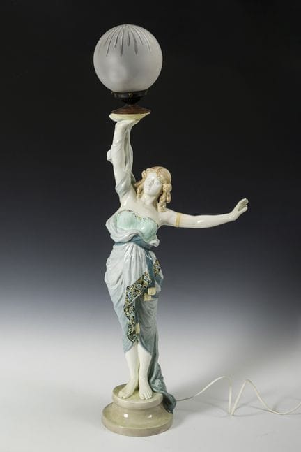 Grande lampada da tavolo figurativa. Manifattura v