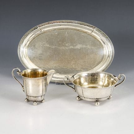 Set da tavola in argento per zucchero e panna su v