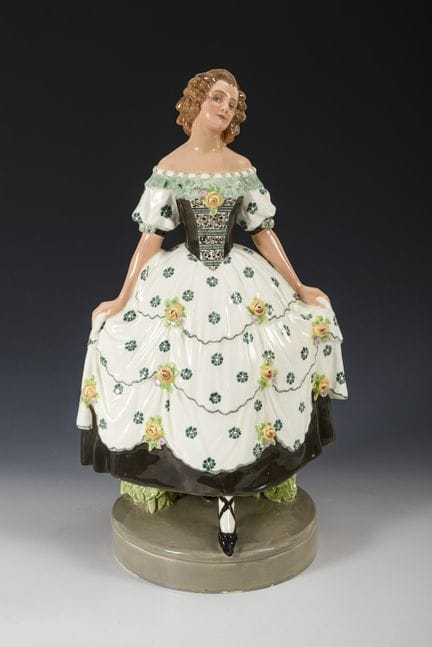 Ballerina in stile Biedermeier con abito a petali 