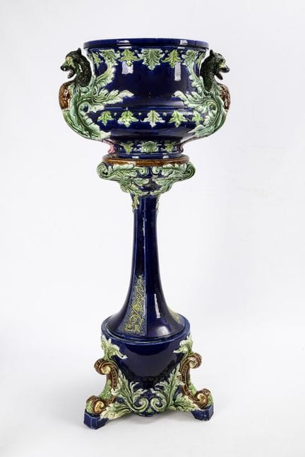 Grande colonna floreale con cachepot.  
 

 
  
 
