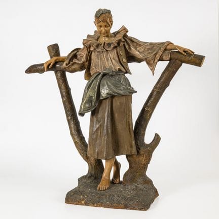 Grande statuetta raffigurante una ragazza a riposo