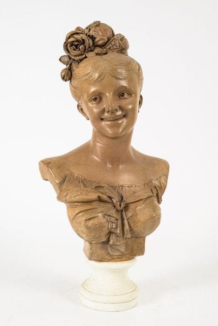 Büste eines Mädchens mit Rose im Haar.  
 

 Ungem
