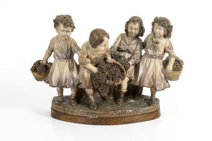Grande gruppo di bambini in terracotta in stile Ar