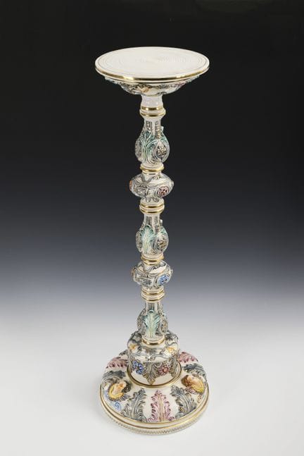 Colonna floreale di Capodimonte con piatto.  
 

 