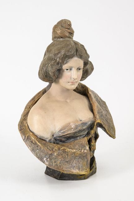 Jugendstil-Büste einer Dame mit Hochsteckfrisur.  