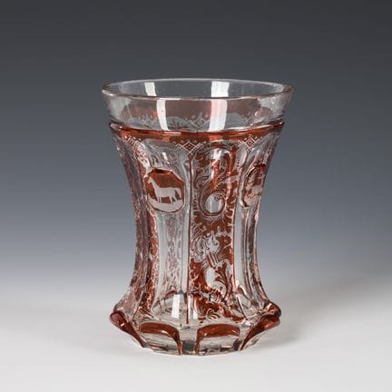 Tazza in stile Biedermeier con motivi venatori.  
