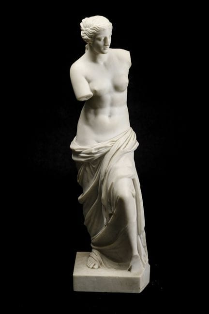 Grande statua in marmo della Venere di Milo 
 

 M