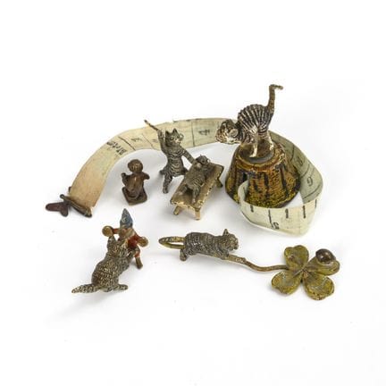 Wiener Bronze (?): 4 Katzen und ein Affe 
 

 Bron