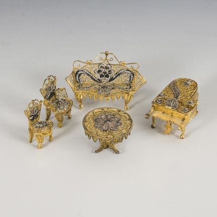 5 mobili in miniatura con filigrana d’argento.  
 