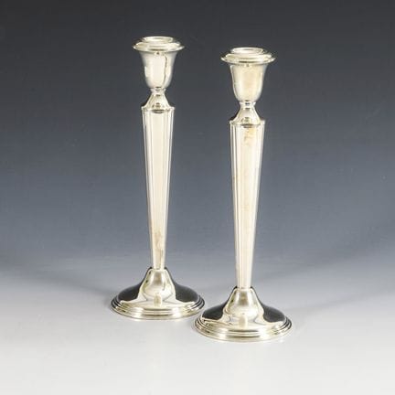 Elegante par de candelabros. Empire Sterling.  
 
