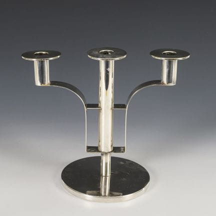Candelabro de diseño plateado. Fábrica de artículo